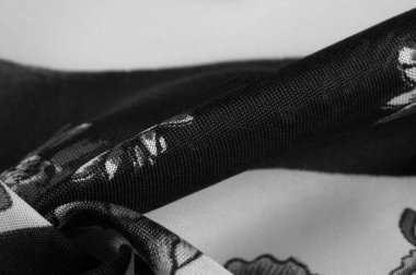 İpek kumaş. Çiçek desenli siyah beyaz kareler. Çiçekler siyah ve beyaz. Doku arkaplan modeli. Çiçek izinden, kumaş ilkbaharda soluyor ve keyfi yerinde..