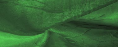 İpek kumaş yeşildir. Çizgilerle çizilmiş ve pürüzsüz. Doku arka planı. Matte düğün saten kumaşı. Bu sofistike hafif saten tekstil şık bir görünüm yaratır..