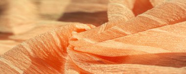 İpek kumaş. Kahverengi kırışık kumaş dokusu. Kahverengi buruşuk, dalgalı yüzey dokusu. Yakın çekim, yumuşak odaklanma. arkaplan, kalıp