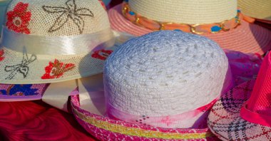 Doku, arka plan, düzen, halk sanatı. Kadın şapkaları. Sıcaklık için giyilen bir baş örtüsü, moda eşyası olarak ya da üniformanın bir parçası olarak..