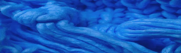ブルーニットウールスカーフ 大きなチュンキーニット ゴージャスな手作りの冬のウールスカーフ 深いサファイアカラー 暖かいソフトブルーネック — ストック写真
