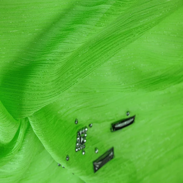 Padrão Seda Tecido Verde Com Pedras Facetadas Decorativas Coladas — Fotografia de Stock