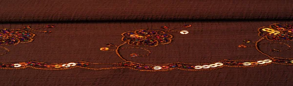 Pek Kahverengi Kumaş Pullarla Süslenmiş Eşsiz Tekstil Pullarla Süslenmiş Güzel — Stok fotoğraf