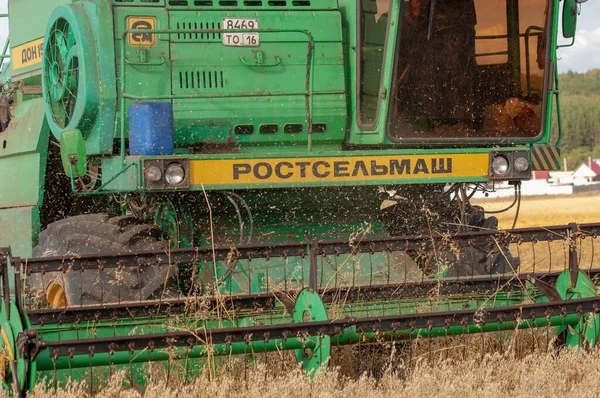 Zomer Foto Van Gerst Oogsten Combineer Oogstmachine Een Machine Die — Stockfoto