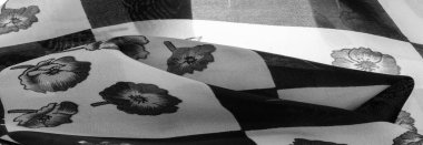 İpek kumaş. Çiçek desenli siyah beyaz kareler. Çiçekler siyah ve beyaz. Doku arkaplan modeli. Çiçek izinden, kumaş ilkbaharda soluyor ve keyfi yerinde..