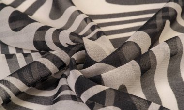 İpek kumaş, siyah beyaz soyut çizgiler. Soyut siyah beyaz desenli büyülü bir şekil. Retro modern dekor, tekstil sanatı, tasarım, doku, arkaplan, kalıp