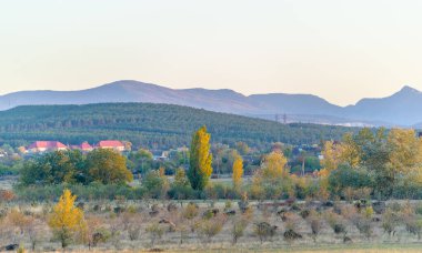 Kırım sonbahar yarımadasının fotoğrafları, Beyaz Ak-Kaya kayası, Belogorsky bölgesi, Biyuk-Karasu nehri, Mousterian çağı, Sarmatlar ve İskitler 'in yerleşim yerleri, Altyn Teshik mağarası.