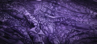 Koyu lacivert ipek kumaş, çiçek desenli. Dalgalı kıvrımlar. Kumaşın yüzeyinde ince bir dalga var. Arkaplan dokusu, dekoratif süs,