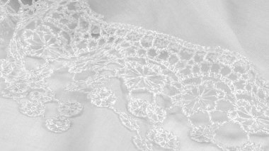 Bahar beyazı ipek ve dantel pelerinler. Gösterişli, zarif beyaz ipek ya da lüks saten soyut bir arkaplan olarak kullanılabilir. Arkaplan dokusu, kartpostal şablonu