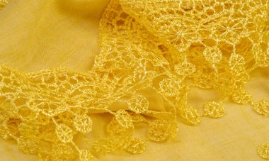 Bahar sarısı ipek ve dantel pelerinler. Gösterişli, zarif kehribar ipeği ya da lüks saten soyut bir arkaplan olarak kullanılabilir. Arkaplan dokusu, kartpostal şablonu