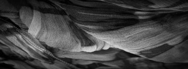 Arkaplan dokusu, siyah beyaz ipek kumaş, gümüş. Titanyum. Çiçek deseni, kıvrım, resif, dalgalanma, dalgalanma, kumaşın yüzeyinde küçük bir dalga ya da bir dizi dalga.,