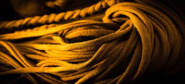 Sarı örgülü kumaş. Kabartmalı desenli örgü bir arka plan. Örgü ören örgüler. Arkaplan deseni.