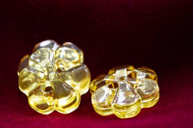 Düğme. Modern giyim ve moda tasarımında, küçük toka düğmesi artık çoğunlukla plastikten yapılmaktadır, fakat aynı zamanda metalden de yapılabilir, arkeolojide önemli bir obje olabilir.