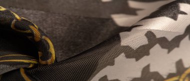 İpek kumaş tarçın bej sarısı, Picturesque, geometrik, çiçekli ve diğer elementlerin kombinasyonuyla grafik dekorasyonu. Arkaplan dokusu, dekoratif süs