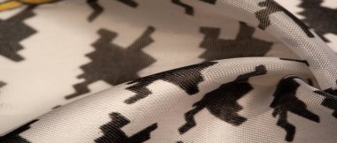 İpek kumaş tarçın bej sarısı, Picturesque, geometrik, çiçekli ve diğer elementlerin kombinasyonuyla grafik dekorasyonu. Arkaplan dokusu, dekoratif süs