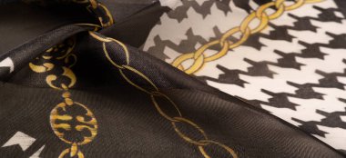 İpek kumaş tarçın bej sarısı, Picturesque, geometrik, çiçekli ve diğer elementlerin kombinasyonuyla grafik dekorasyonu. Arkaplan dokusu, dekoratif süs