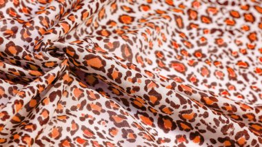 İpek kumaş, kırmızı renk, beyaz arka planda bulanık çiçekler, çiçek tasarımı, doku arka planı, desen, kartpostal,