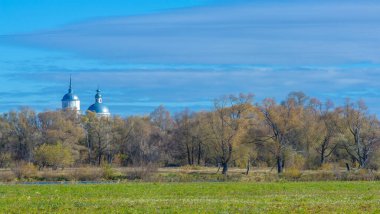 Sonbahar fotoğrafçılığı, nehrin taşkın ovası, ama şimdiye kadar sadece sonbahar altın, ne yağmur ne de rüzgar var, ve altın yaprak yeryüzüne uçuyor, ruhun özlemle doluyor..