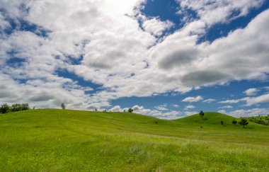 Bahar fotoğrafçılığı, çayırlar, tarlalar, vadiler, tepeler, kırsal alanlar. Dik yamaçlı, derin ve dar bir vadi. Doğal olarak yükseltilmiş bir arazi, bir dağ kadar yüksek ya da sarp değil.
