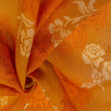 Kumaş, çiçek desenli turuncu ipek. Arka plan dokusu, arka plan, tasarım, desen ve çiçek desenli renkli ipek dokuma deseni.,