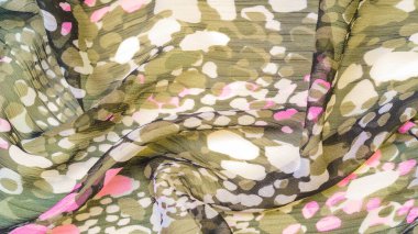 İpek kumaş, kadın eşarbı, beyaz-pembe-kırmızı-kahverengi soyut daireler.