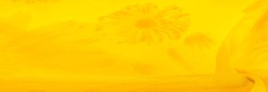 Sarı ipek kumaşlı, çiçekli, çiçekli. Renkli bir kompozisyonda bir sürü soluk çiçek. Arkaplan dokusu