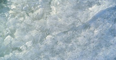 River Ice: Nehirlerdeki buzun varlığı davranışlarını değiştiriyor, kullanımlarını engelliyor ve ciddi ekonomik sorunlara yol açıyor. Kırık bir buz kütlesi tarafından oluşturulan dokuların tam çerçevesi