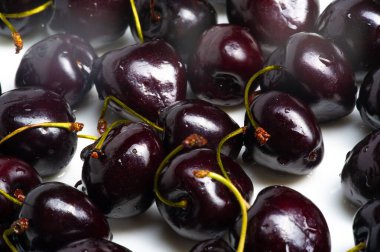 Beyaz izole edilmiş arka planda tatlı kiraz. Yapraklı ve saplı taze kirazlar, meyve toplama fotoğrafı..