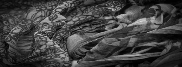 Siyah Ipek Kumaş Çiçek Desenli Dalgalı Kıvrımlar Kumaşın Yüzeyinde Ince — Stok fotoğraf