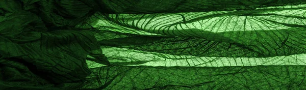 テクスチャ ダークグリーンの高級感のある光沢のある生地で 抽象的なシルク生地の背景です — ストック写真