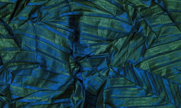 Svart Sidentyg Med Blå Smaragdränder Rynkigt Tyg Textur Abstrakt Mörkgrön — Stockfoto