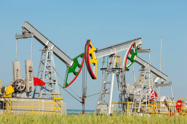 Paisagem Verão Artificial Petróleo Está Balançando Bombas Petróleo Este Água — Fotografia de Stock