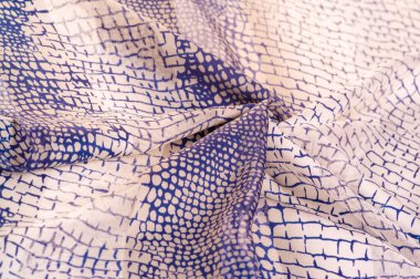 Piton derisi şeklinde ipek kumaş, lacivert desenli, Afrika temalı. Doku. Geçmişi. Şablon.