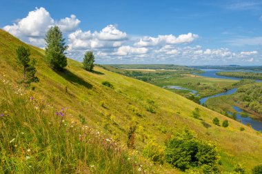 Yaz manzarası, bir kanaldan denize, bir göle ya da başka bir dereye akan büyük bir doğal su akıntısı. Sel, nulla, sıvı, ford. Yüksek tepe kıyıları
