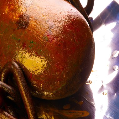 Eski paslı zincirler, uzun yaşarlar; artık genç değiller. (metal nesne) pas nedeniyle. Bağlanmak ya da güvence altına almak için kullanılan birbirine bağlı, esnek bir metal zincir serisi