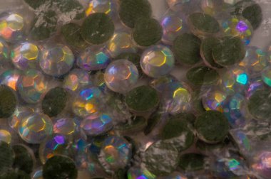 Çekirdeklerin düz yuvarlak bir şekli vardır. Bunlar nakış, dokuma, örgü ve dekoratif elementlerin imalatında yardımcı olmak gibi birçok nakış tekniğinde kullanılır..