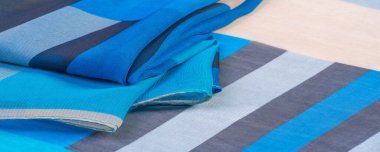 İpek kumaş, çok renkli grunge mavi gri beyaz. bohem baskı, doku, arkaplan, desen