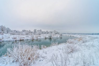 Ağaçlarda buz var. Bu gerçek bir kış günü değil mi? Sevdiğim hala melankolik hayat ve doğanın ahengi..
