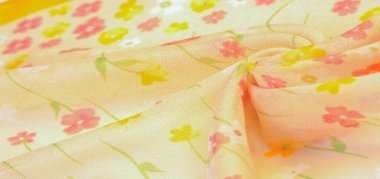 İpek kumaş, bej arka planda küçük çiçekler, ince dikişler. Çiçek tasarımı. Arkaplan dokusu