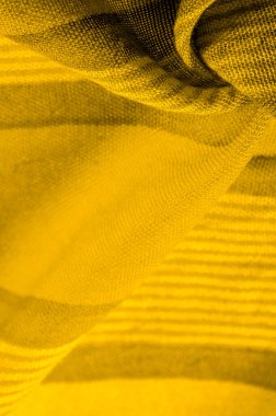 Sarı renkli ipek kumaş, doku. Geçmişi. Tayftaki yeşil ve turuncu arasındaki renk, maviye tamamlayıcı bir birincil renk; olgun limon ya da yumurta sarısı gibi renklendirilmiş.