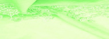 Bahar yeşili ipek ve dantel pelerinler. Pürüzsüz yeşil ipek ya da lüks saten soyut bir arkaplan olarak kullanılabilir. Arkaplan dokusu, kartpostal şablonu