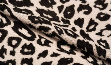 Doku, arkaplan, desen, kadın yün şalı, siyah ve bej, Afrika motifleri, yün ve modülden yapılmış, kenarları kıvrımlı bir yılan şeklinde..