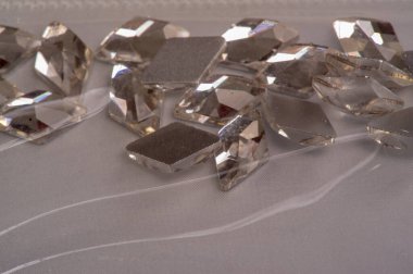 Çekirdeklerin düz yuvarlak bir şekli vardır. Bunlar nakış, dokuma, örgü ve dekoratif elementlerin imalatında yardımcı olmak gibi birçok nakış tekniğinde kullanılır..