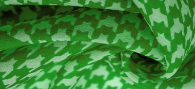 Canlı renklerde, geometrik baskılı zarif yeşil ipek şifon. Şaşırtıcı derecede hafif, pürüzsüz, dokunmatik kumaşa kumlu. Kumaş, doku.