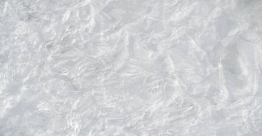 River Ice: Nehirlerdeki buzun varlığı davranışlarını değiştiriyor, kullanımlarını engelliyor ve ciddi ekonomik sorunlara yol açıyor. Kırık bir buz kütlesi tarafından oluşturulan dokuların tam çerçevesi