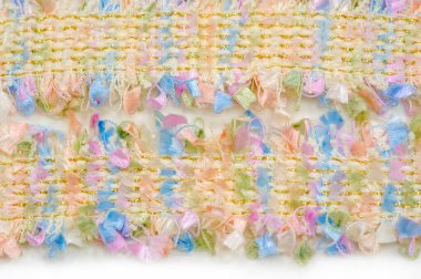 dantel kumaş. Ponpon püsküllü püsküllü çok renkli boncuklar. Yakın plan, Pearl Trim, dikiş örgüsü, kumaş bant, kurdele aparatı, DIY el sanatları.