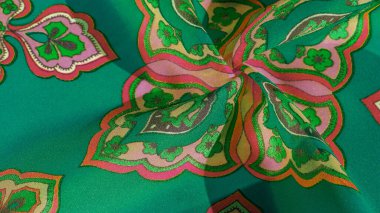 çok renkli ipek kumaş, yeşil arka planda desenler var, kraliyet deseni. Versailles eğilimleri. Jacquard deseni. doku arkaplanı