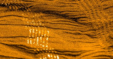 kahverengi sarı ipek kumaş. Gömlekli kumaşlar, paralel veya çapraz kıvrımlı, tırtıklı kumaşlar..