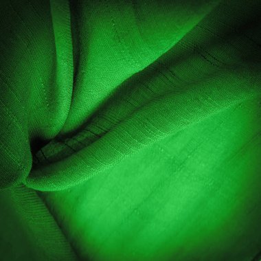 Yeşil kumaş, derin zümrüt ipeği, koyu yeşil dokuma kumaş dokusu arka plan. Dekoratif eşyalar yakın plan. Duvar kağıdı dokusu, arkaplan