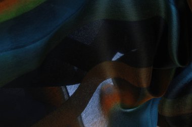 İpek fular koyu renklidir. Cyan Green Blue bulanık çizgiler. Hassas, uzun eğimli renk şalı, yumuşak el hissi, şık ve rahat. Eşarp tasarımınıza karmaşıklık katacak..